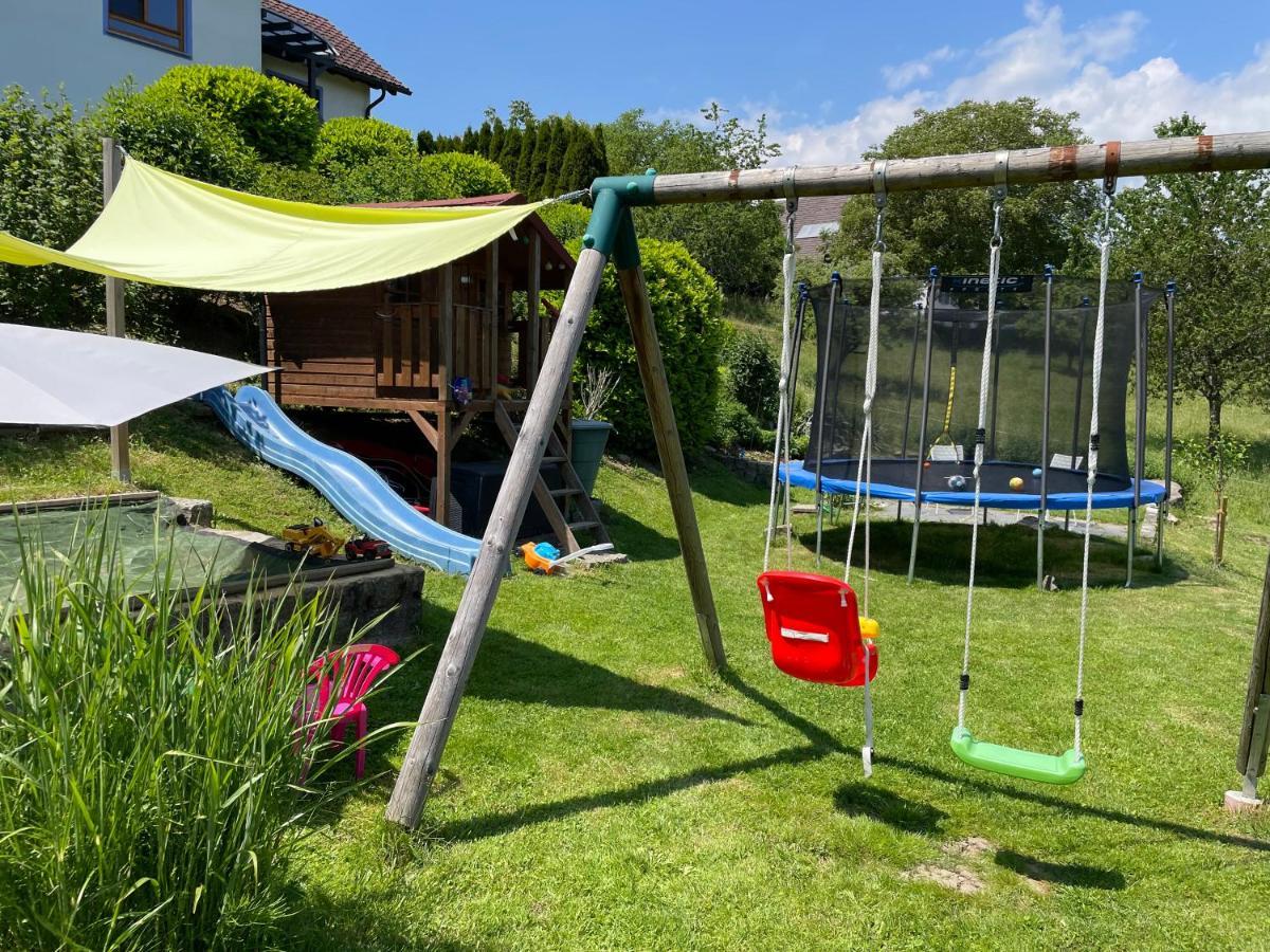 Im Grünen - Ferienwohnung mit privatem Garten, Terrasse, Spielplatz&schöner Aussicht Weilheim Exterior foto