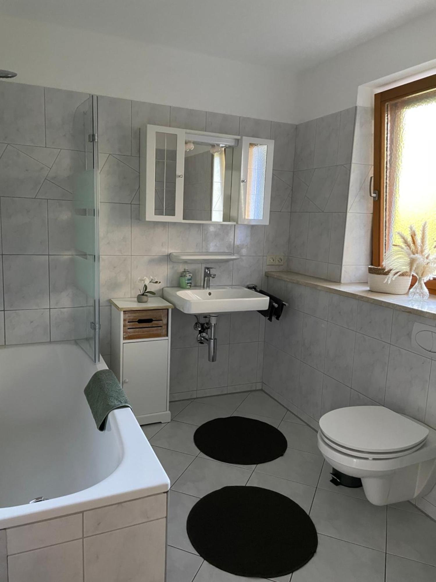 Im Grünen - Ferienwohnung mit privatem Garten, Terrasse, Spielplatz&schöner Aussicht Weilheim Exterior foto